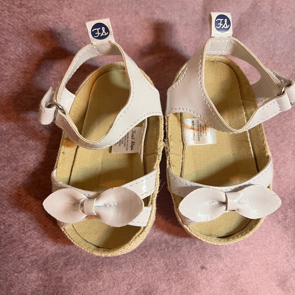 First steps -stepping stones sandals with bow on toe